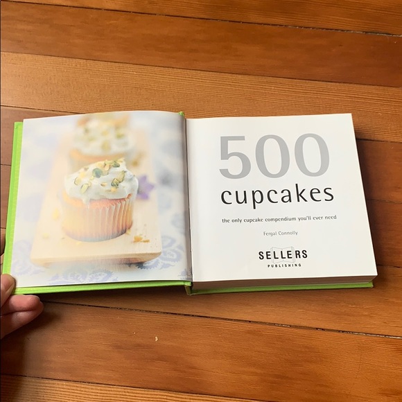 Other - Free w/ Bundle! 500 Cupcakes Recipe Book